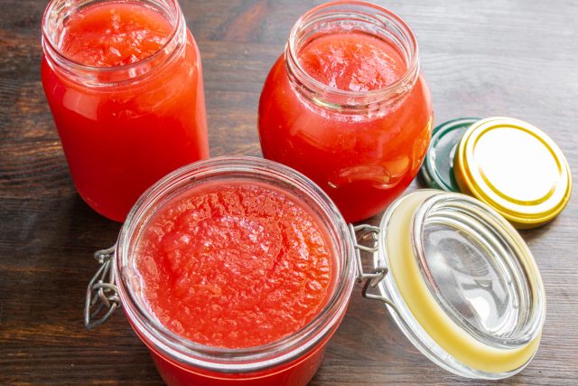 Выкладываем желе из яблок с медом в чистые и сухие банки, накрываем прокипяченными крышками, плотно завинчиваем крышки.