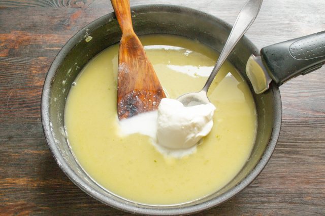 Добавляем сметану, по вкусу солим и перчим молотым черным перцем.