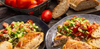 Фаршированное сыром куриное филе с сальсой из огурцов и помидоров