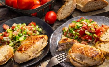 Фаршированное сыром куриное филе с сальсой из огурцов и помидоров Фаршированное сыром куриное филе с сальсой из огурцов и помидоров