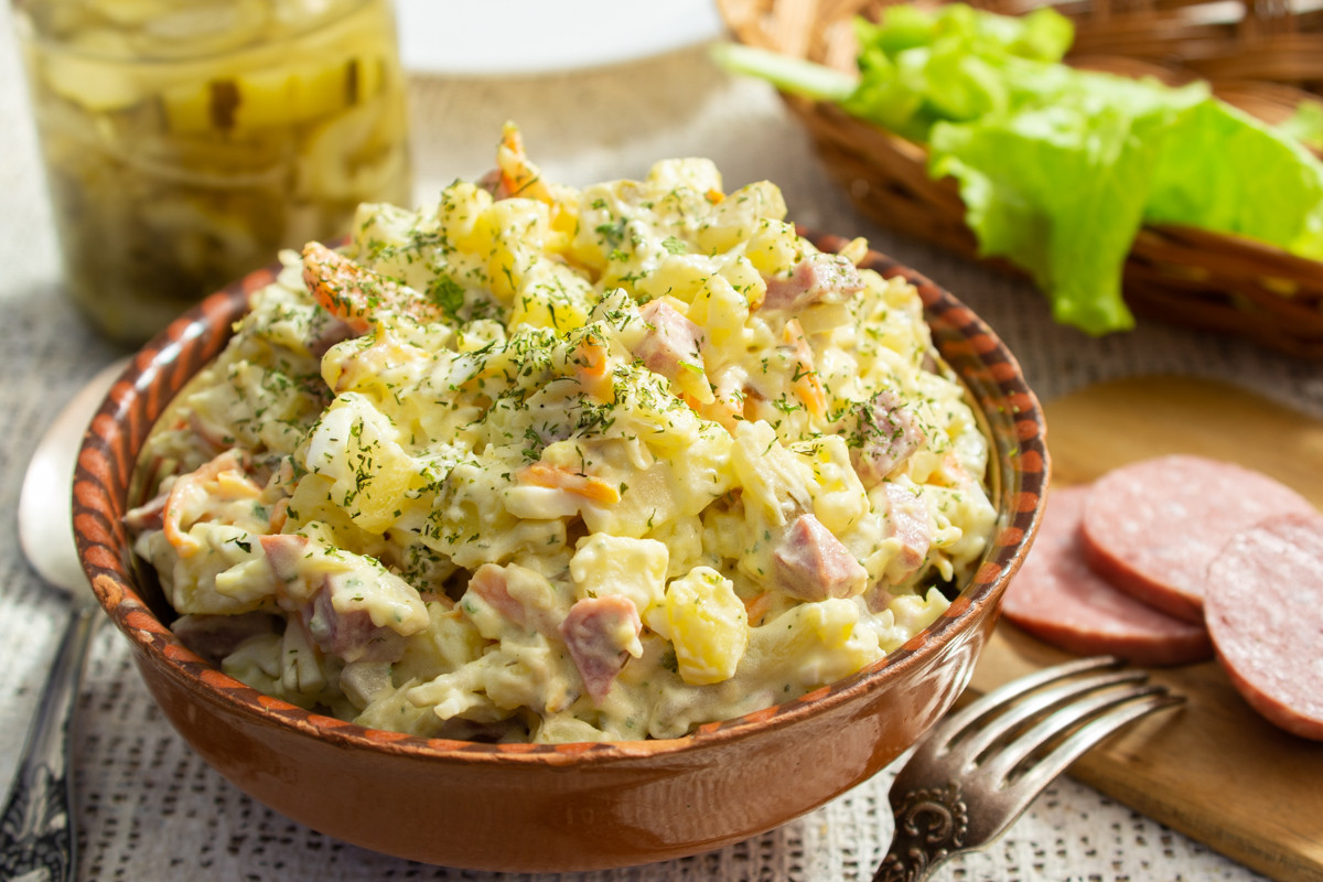 Картофельный салат с копченой колбасой