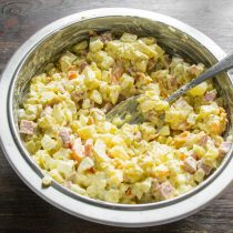 Перемешиваем салат, по вкусу солим и перчим свежесмолотым черным перцем.