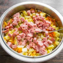 Варено-копченую колбасу режем кубиками.