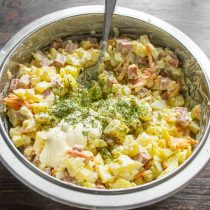 По вкусу солим, насыпаем чайную ложку сушеного укропа или столовую ложку мелко нарезанного свежего укропа.