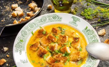 Морковный суп-пюре с сыром и гренками Морковный суп-пюре с сыром и гренками