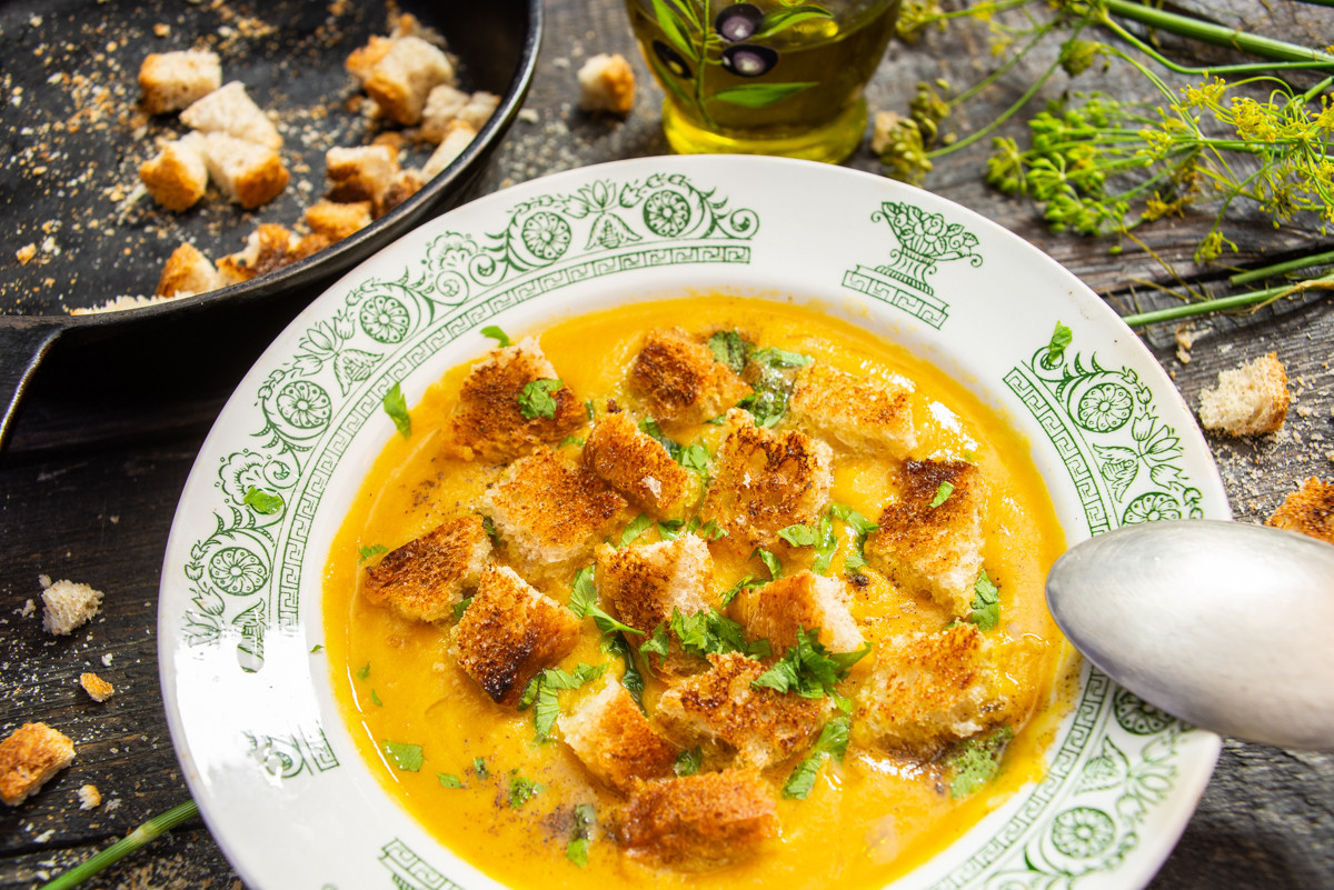 Морковный суп-пюре с сыром и гренками