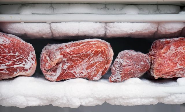 Качественное и безопасное мясо не нуждается в заморозке. Но если вы не уверены, лучше поместить продукт в морозилку на 1-3 дня.