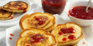 Оладьи на кефире с клубничным киселем