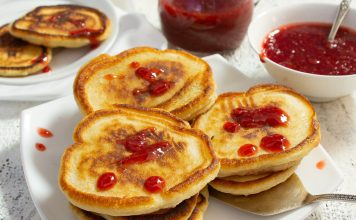 Оладьи на кефире с клубничным киселем Оладьи на кефире с клубничным киселем