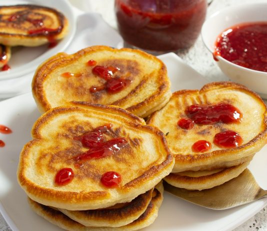 Оладьи на кефире с клубничным киселем