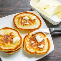 Снимаем оладьи со сковороды, кладем на каждый по кусочку сливочного масла.