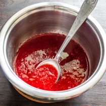 Клубничное пюре кладем в кастрюлю с толстым дном.