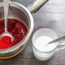 В чашку с крахмалом вливаем 150 мл холодной кипяченой воды.