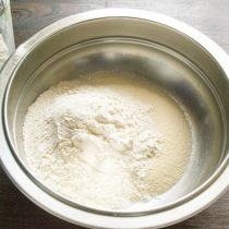 В миску насыпаем пшеничную муку высшего сорта и манную крупу.