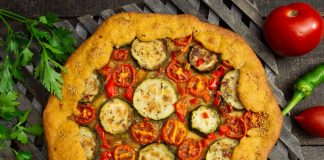 Постный пирог с кабачком, томатами и сладким перцем.