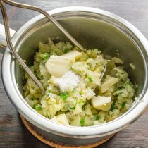 Добавляем сливочное масло, насыпаем соль по своему вкусу. Добавляем сливочное масло, насыпаем соль по своему вкусу.