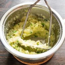 Хорошо перемешиваем овощи с солью и сливочным маслом. Хорошо перемешиваем овощи с солью и сливочным маслом.