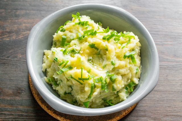 Посыпаем пюре мелко нарезанным зеленым луком и подаем на гарнир к мясным или рыбным блюдам. Приятного аппетита! Посыпаем пюре мелко нарезанным зеленым луком и подаем на гарнир к мясным или рыбным блюдам. Приятного аппетита!