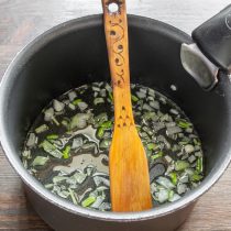 Нарезаем лук мелко. Нарезаем лук мелко.