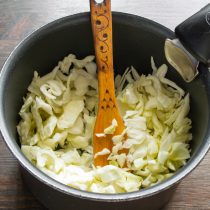 Белокочанную капусту шинкуем тонко. Белокочанную капусту шинкуем тонко.