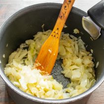 Вливаем сухое белое вино, тушим капусту на среднем огне 15 минут. Вливаем сухое белое вино, тушим капусту на среднем огне 15 минут.