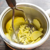 Вареный картофель разминаем толкушкой. Вареный картофель разминаем толкушкой.