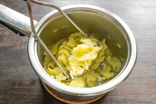 Нужно размять картофель практически до кремового состояния. Нужно размять картофель практически до кремового состояния.