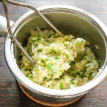 К картофельному пюре добавляем тушеную капусту, измельченную в фарш. К картофельному пюре добавляем тушеную капусту, измельченную в фарш.