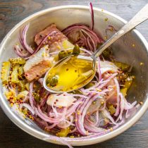 Приправляем салат вкусным оливковым маслом первого холодного отжима.