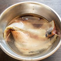 Пробуем селедку, если очень соленая, то кладем в холодную кипяченую воду или в молоко.