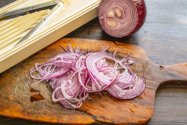 Красный сладкий лук нарезаем тонкими полукольцами.