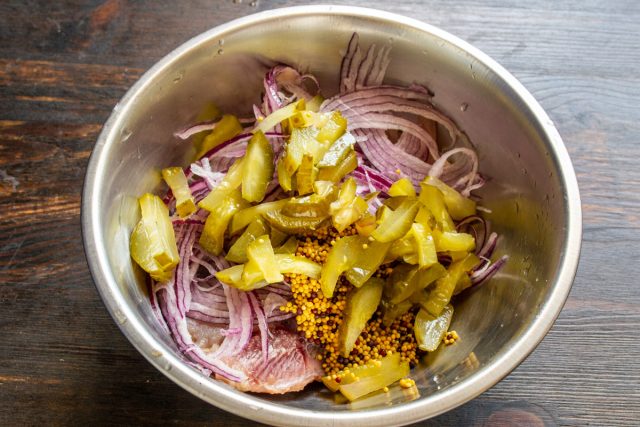 Нарезаем тонкой соломкой маринованные или соленые огурцы.