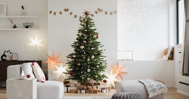 Ёлку лучше поставить в каком-нибудь углу, вдали от радиаторов отопления и открытых форточек, если вы привыкли часто проветривать комнаты