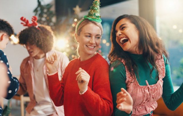 Музыку делим на три блока: спокойный фон до 23:30, энергичный танцевальный пик до 00:30 и расслабленное «после» для оставшихся. Так праздник будет динамичным, а настроение под контролем.