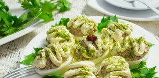 Фаршированные яйца с грибами и брынзой