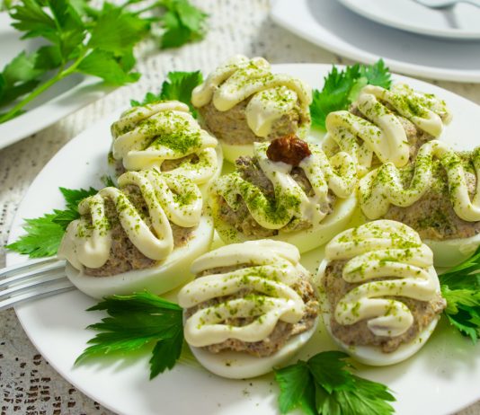 Фаршированные яйца с грибами и брынзой