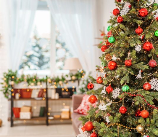 Хитрости, чтобы сохранить новогоднюю ёлку до конца праздников