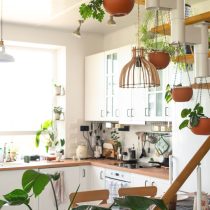 Подвесные кашпо можно размещать во вполне неожиданных местах, например, прикрепляя их к выступающим ступенькам лестницы, как показано на фото.