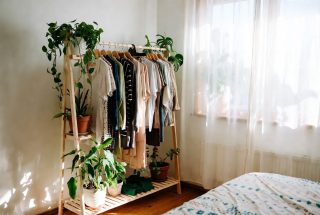 Для открытых вешалок лучше выбирать пышные ампельные растения, которые будут хорошо разрастаться.