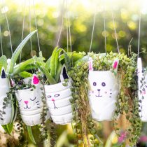 Пластиковые бутылки отлично подходят для подвесных мини-горшков с растениями в особенности тем, у кого есть дети: это простой и веселый способ занять их.