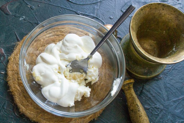 Чесночное пюре добавляем в соус.