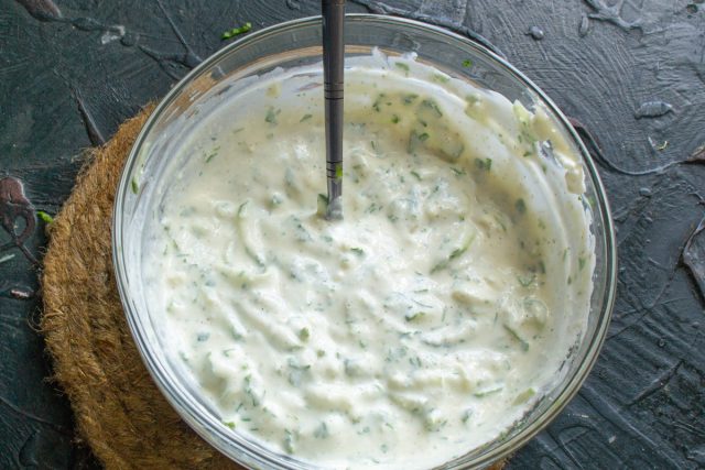 Мелко рубим петрушку или кинзу, добавляем горчицу, соль и чёрный перец