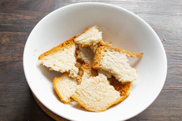 Тонкий ломтик вчерашнего белого хлеба поливаем холодным молоком или сливками, разминаем в кашицу.