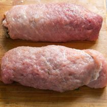 Аккуратно сворачиваем рулеты, кладем на разделочную доску швом вниз, подтыкаем края внутрь.