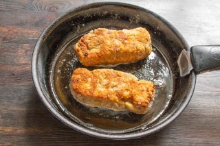 Разогреваем в сковороде 2–3 столовые ложки растительного масла, выкладываем рулетики и обжариваем их с двух сторон до золотистой корочки.