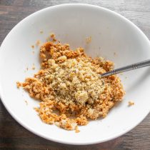 Орехи нужно хорошо раскрошить и размять, чтобы выделилось ореховое масло. Измельченные орехи добавляем к хлебной кашице