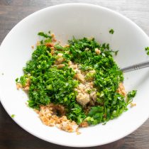 Обрываем листики петрушки, режем очень мелко. Добавляем 2 столовые ложки измельченной зелени в начинку.