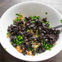 Промываем чернослив, нарезаем мелко. Добавляем нарезанный чернослив в начинку.