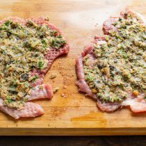 Начинку делим пополам, выкладываем на отбитое мясо. Разравниваем начинку по отбивной так, чтобы по краям оставалось свободным примерно пол сантиметра