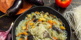 Суп с баклажанами и рисовой лапшой